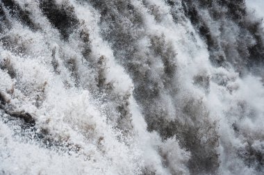 İzlanda 'daki güçlü şelalenin yakınında.