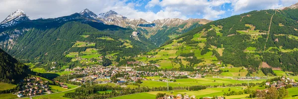 Деревня Расположенная Красивом Горном Массиве Австрия — стоковое фото