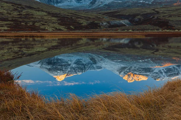 Schneebedeckte Berge Spiegeln Sich See Wider — Stockfoto