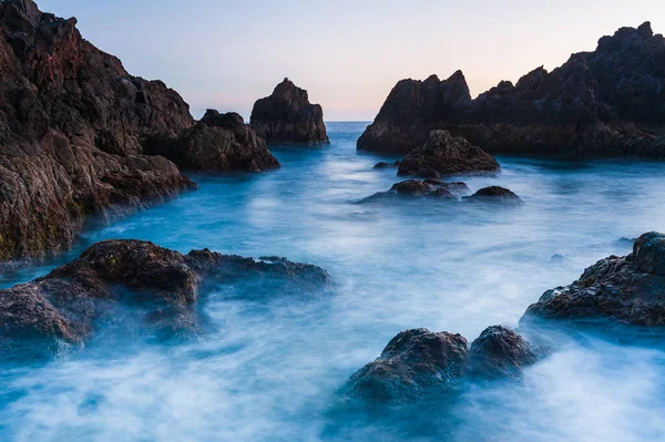 Wellen Der Felsigen Küste Madeiras — Stockfoto