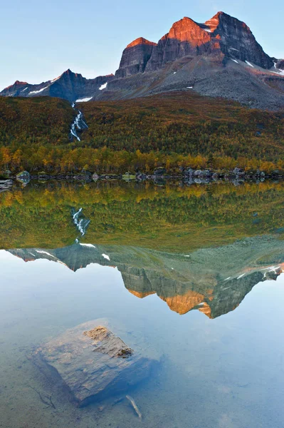 Berg Und Landschaft Spiegeln Sich See Innerdalen Norwegen Europa — Stockfoto
