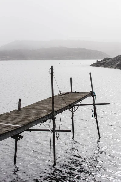 Dřevěné Molo Mlze Švédsko — Stock fotografie