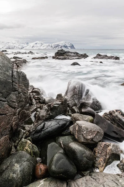 挪威海岸线前的石头 — 图库照片