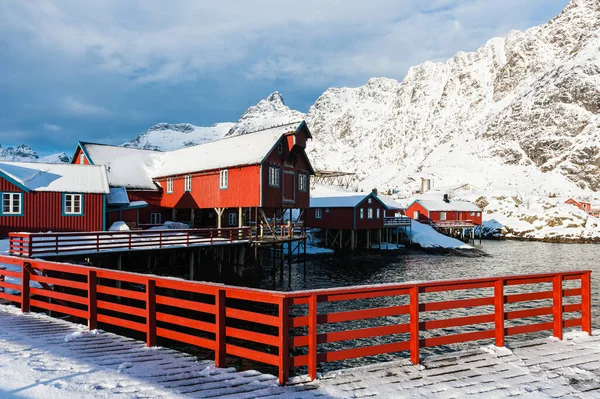 Norveç 'teki binaların önündeki kırmızı çit..