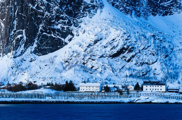 Norveç Dağlık Duvarının Önündeki Beyaz Binalar — Stok fotoğraf
