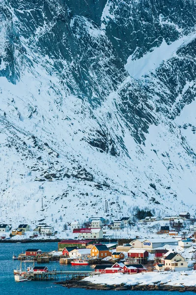 Edificios Frente Montañas Cubiertas Nieve Noruega —  Fotos de Stock