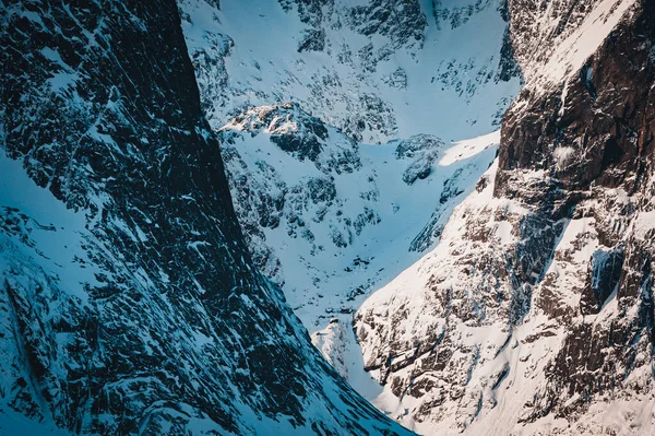 雪に覆われたノルウェーの山の壁 — ストック写真