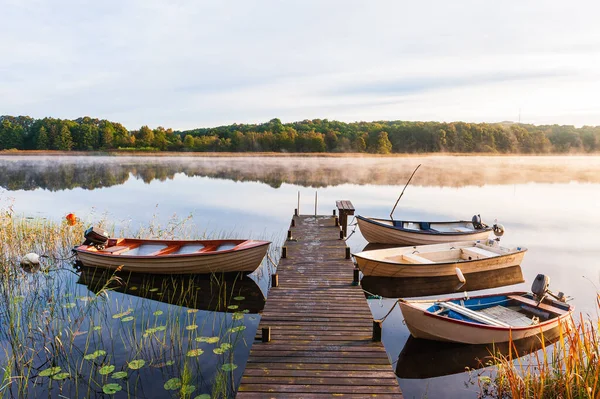 Rıhtıma demirlenmiş dört tekne