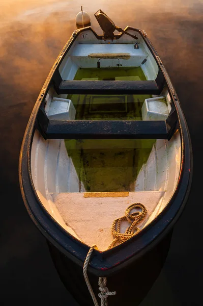 Barco Remos Tirado Lago Amanecer —  Fotos de Stock
