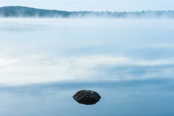 Kamień Leżący Bezruchu Mgliste Jezioro — Zdjęcie stockowe