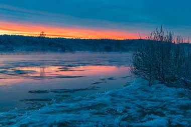 Buzlu nehirde gün doğumu, İsveç