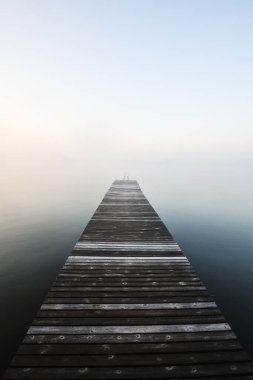 Sisli suda ahşap iskele, İsveç, Avrupa