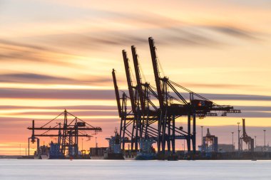 Konteyner gemileri limana yanaştı.