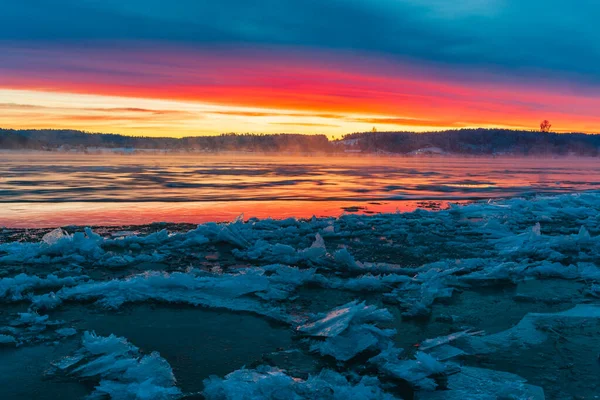 얼음처럼 차가운 강에서 아름다운 — 스톡 사진