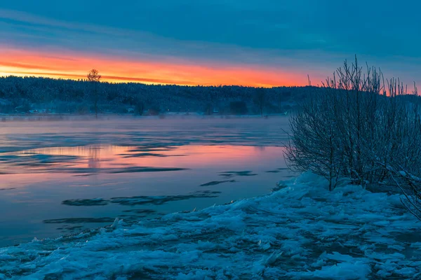 Zonsopgang Bij Ijzige Rivier Zweden — Stockfoto