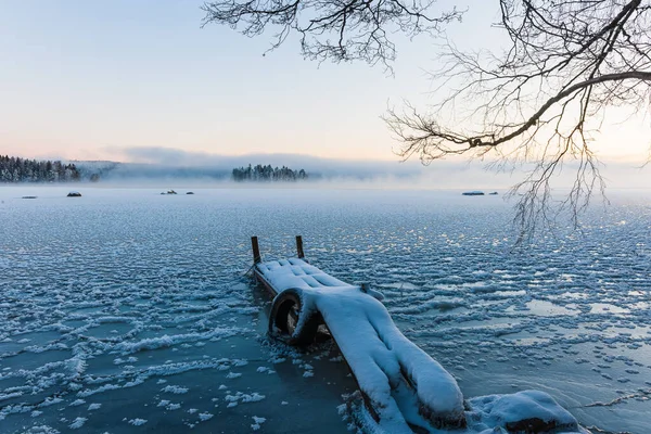 Χιονισμένη Προβλήτα Στην Παγωμένη Λίμνη — Φωτογραφία Αρχείου