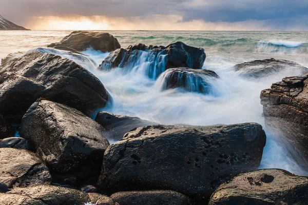 Скелястий Пляж Хвилями Передньому Плані Під Час Заходу Сонця — стокове фото