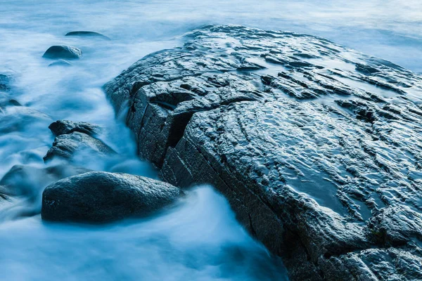 Хвилі Рухаються Скелі Морі — стокове фото