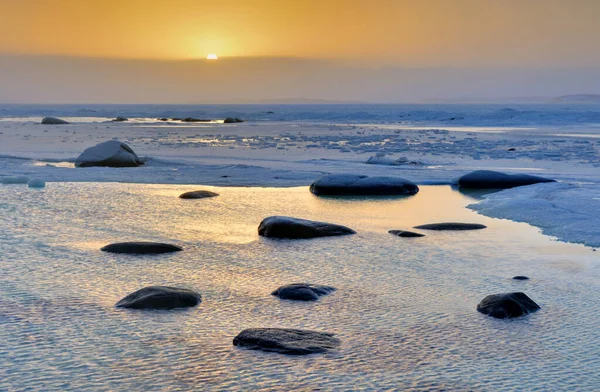 ナスボックロック海岸の凍る水と岩日の出 ハランド スウェーデン ヨーロッパの自然保護区 — ストック写真