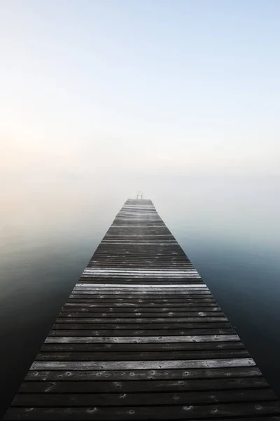 Houten Steiger Mistig Water Zweden Europa — Stockfoto