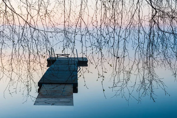 Drewniany Pomost Pływający Spokojnym Mglistym Jeziorze — Zdjęcie stockowe
