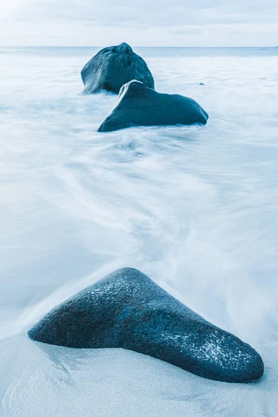 모래사장에 불기둥들 노르웨이 로포텐 — 스톡 사진