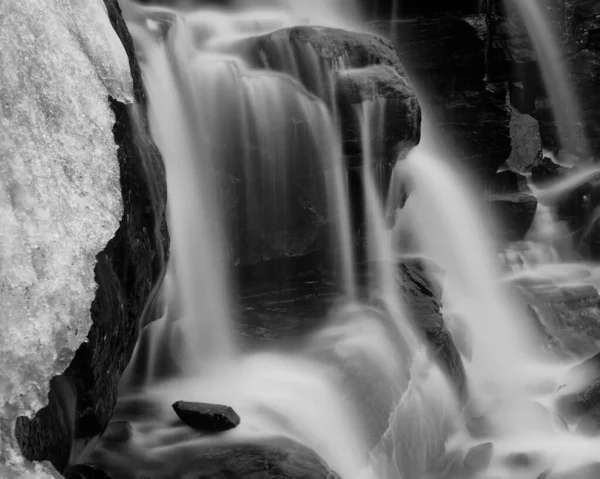 Patches Gelo Uma Cachoeira Jorrando — Fotografia de Stock