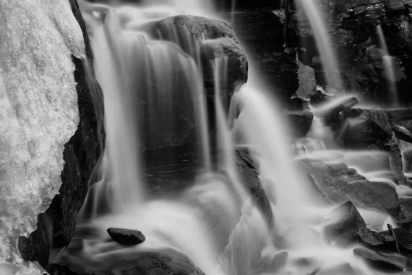 Eisflecken Auf Einem Sprudelnden Wasserfall — Stockfoto