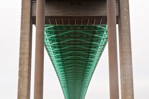Kilátás Zöld Támogatási Sávok Alatt Egy Híd — Stock Fotó