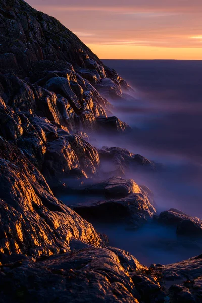 Vlny Narážející Pobřeží Švédsko — Stock fotografie