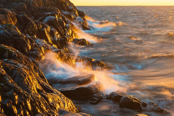 Κύματα Που Πέφτουν Στην Ακτογραμμή Ηλιοβασίλεμα — Φωτογραφία Αρχείου