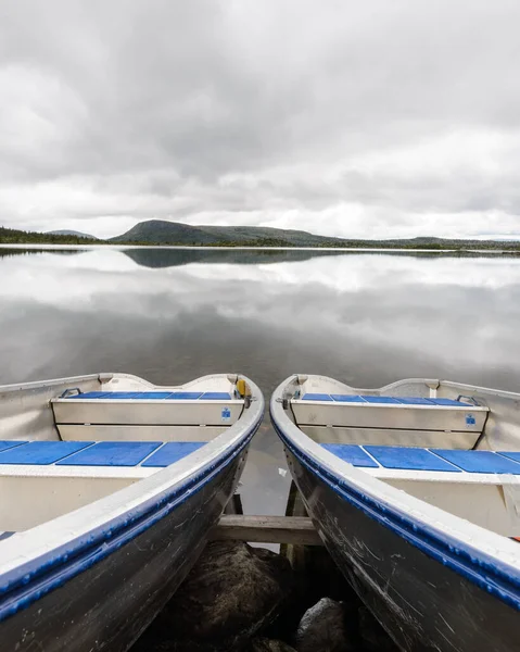 Barcos Remos Amarrados Lago Idílico —  Fotos de Stock