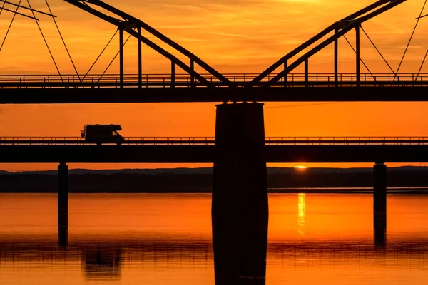 Sylwetka Pojazdu Moście Nad Idylliczną Rzeką — Zdjęcie stockowe