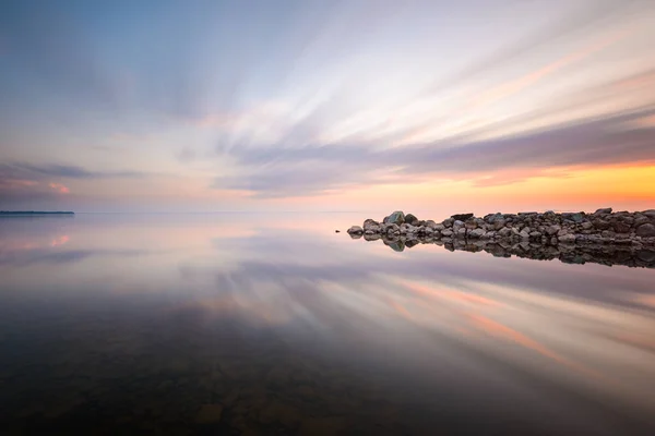 Σκέψεις Στο Νερό Της Προβλήτας Και Ηλιοβασίλεμα Ουρανό Σουηδία — Φωτογραφία Αρχείου