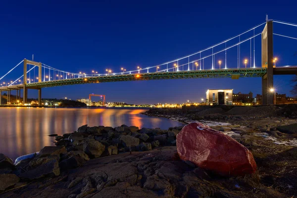 Podświetlany Most Nad Rzeką Czerwonym Głazem Pierwszym Planie — Zdjęcie stockowe