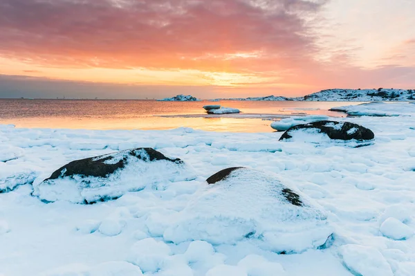 Сніг Покрив Прибережну Сцену Заході Сонця — стокове фото