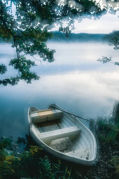 Loď Leží Vedle Zamlženého Jezera — Stock fotografie