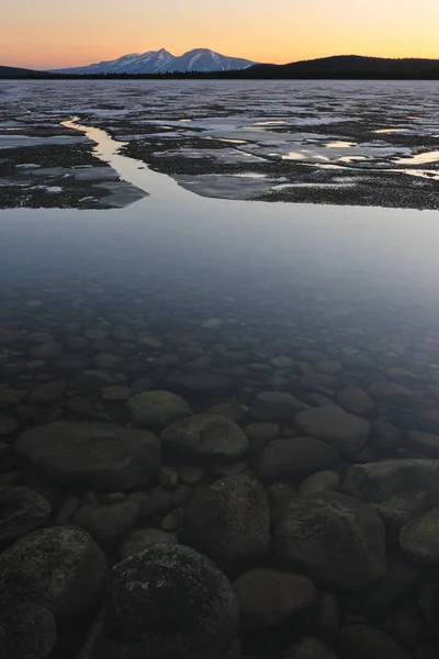 Air Terbuka Depan Danau Beku — Stok Foto