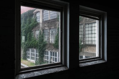 Pencereli bir pencere ve bir bardak su.