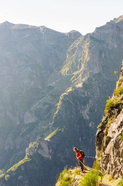 Adam dağlara tırmanıyor.