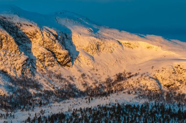Norveç 'te kışın dağ manzarası