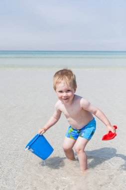 Sahilde oynayan çocuk.
