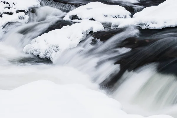 얼음처럼 차가운 강에서 흐르는 — 스톡 사진