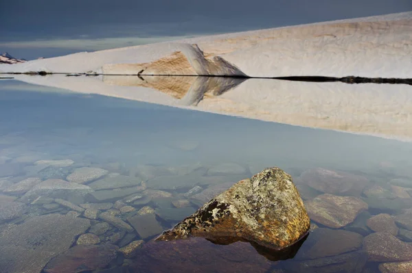 ヨートンヘイメン ノルウェー ヨーロッパの反射と岩 — ストック写真