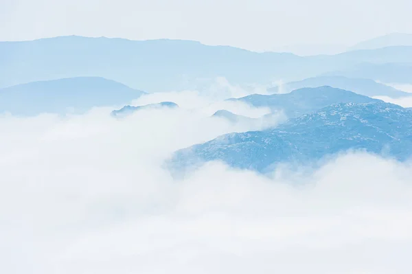 Berge Über Nebelwolken Norwegen — Stockfoto