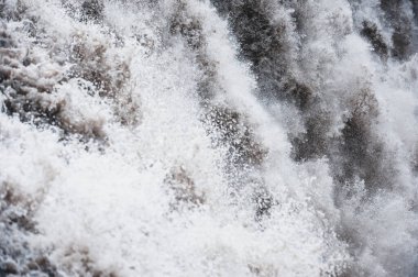 İzlanda 'daki şelaleye yakın.