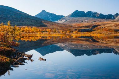 Küçük bir göldeki Rondane dağlarının yansıması. Rondane Ulusal Parkı, Norveç, Avrupa