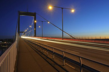 Gece ışığında köprü. Göteborg, İsveç, Avrupa.