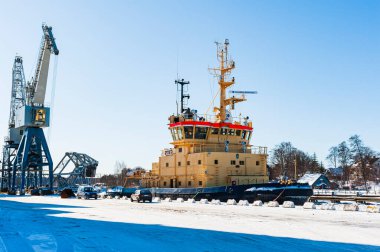 Buzlu limanda römorkör.