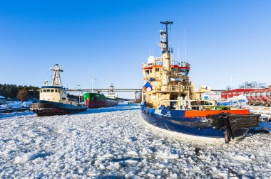 Römorkör yük gemisini çekiyor.